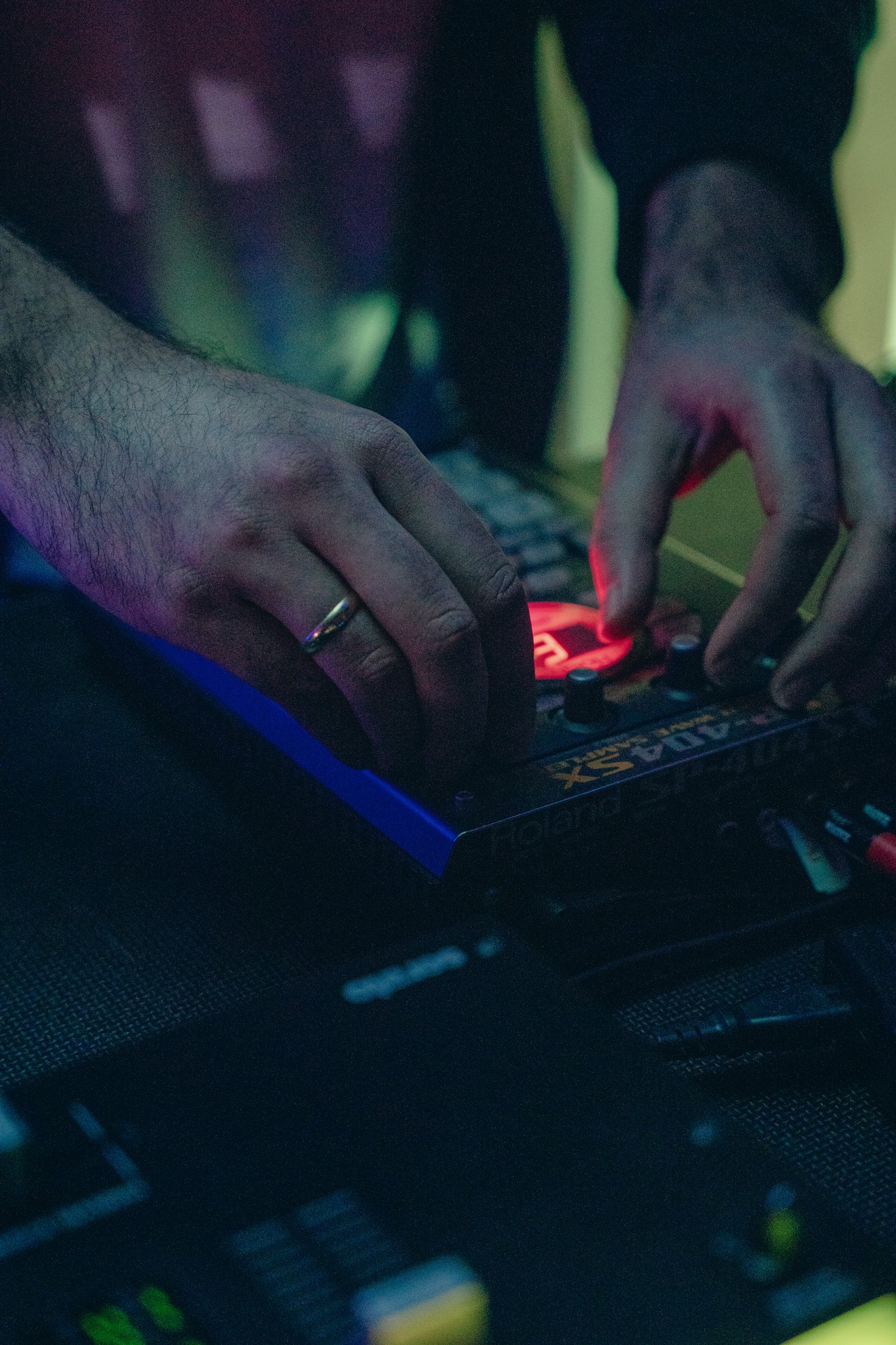 Jan — solo dev i beatmaker — ręce na Rolandzie SP-404SX w trakcie sesji.